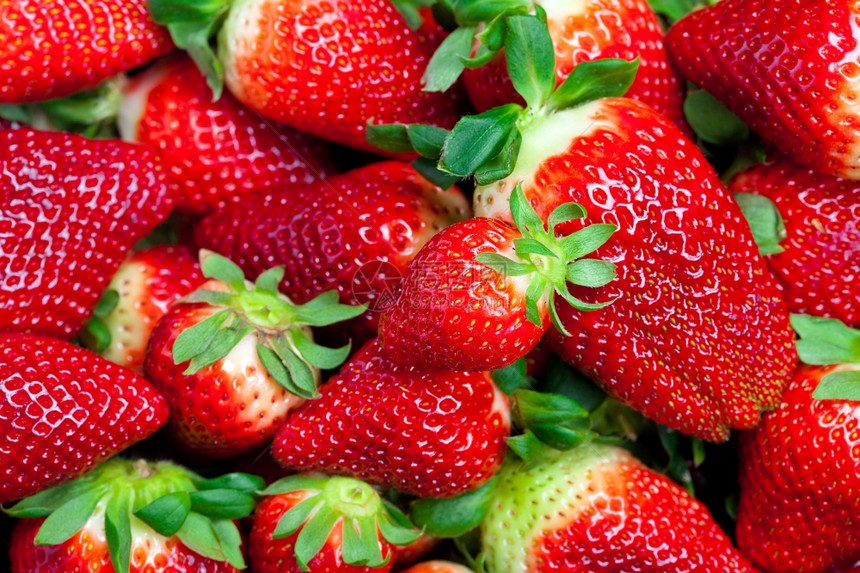红色大多汁熟草莓背景图片