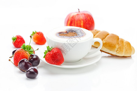杯中卡布奇诺 以红心、樱桃苹果和草莓的形状 孤立在白色上图片