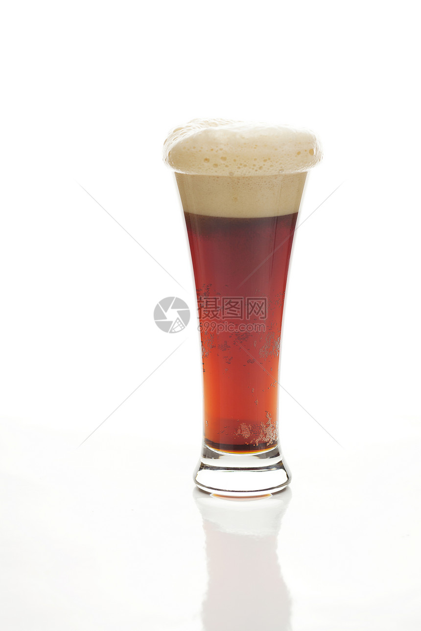 黑啤酒和泡沫在一个高的玻璃杯中孤立在白色上图片