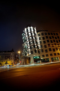 布拉格舞厅美丽的夜景图片