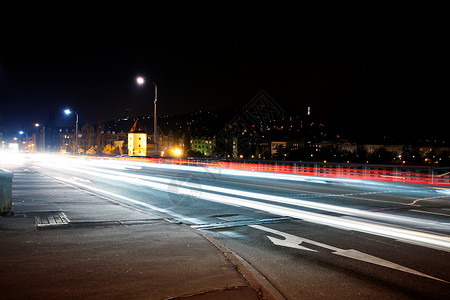 黑夜中的行车道路高清图片