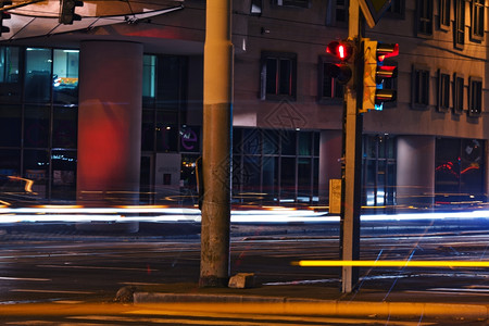 黑夜中的行车道路图片