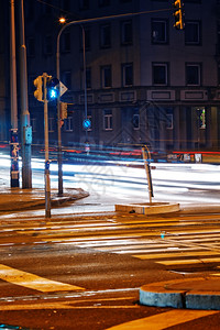 夜间街上的车厢和交通灯图片