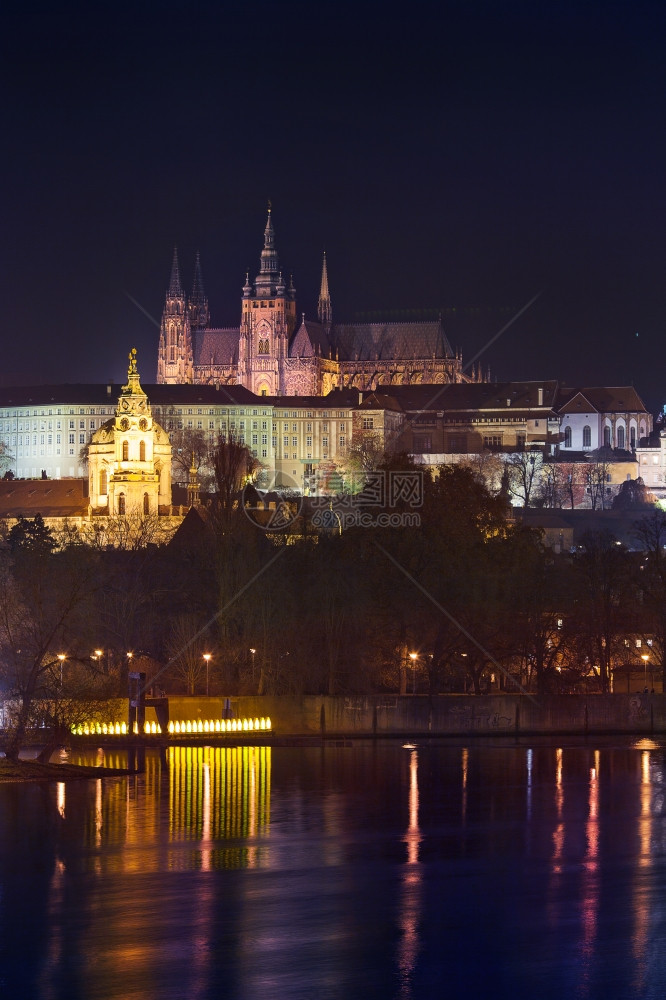 布拉格城堡美丽的夜景图片