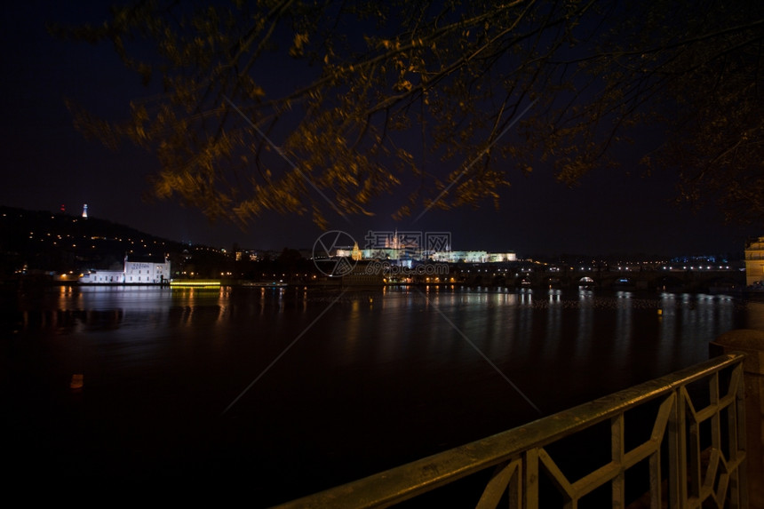 布拉格城堡美丽的夜景图片