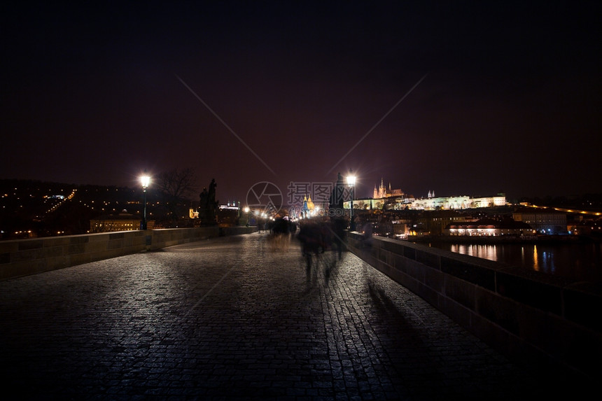 布拉格查尔斯桥美丽的夜景图片