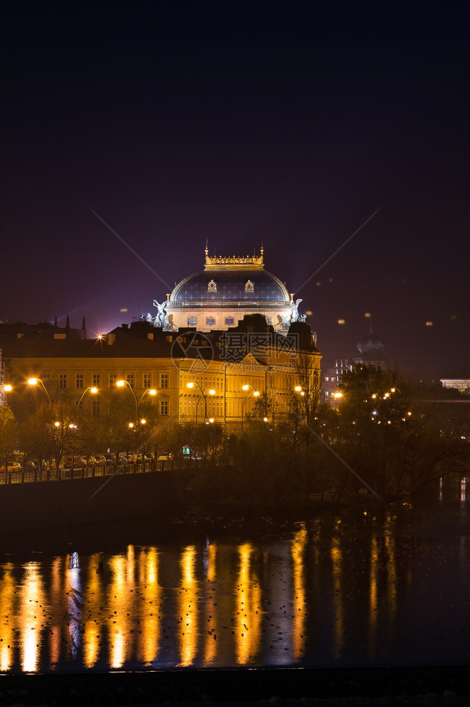 布拉格剧院夜景图片