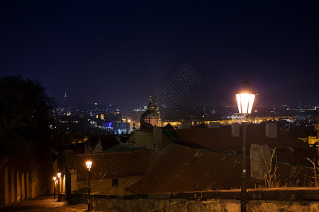 夜色中鸟瞰布拉格图片