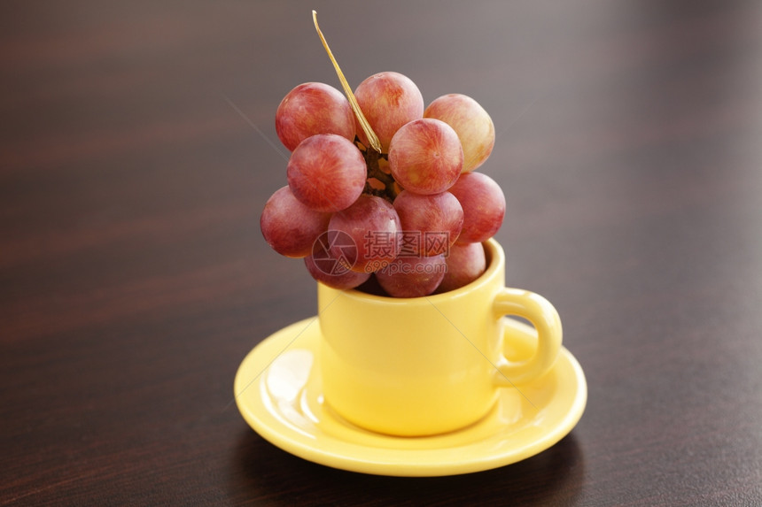 葡萄在杯子中的葡萄在木桌碟子中葡萄图片