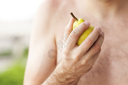 手握梨子的人图片