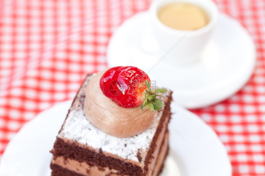 美丽的蛋糕草莓和茶在格布织物上图片