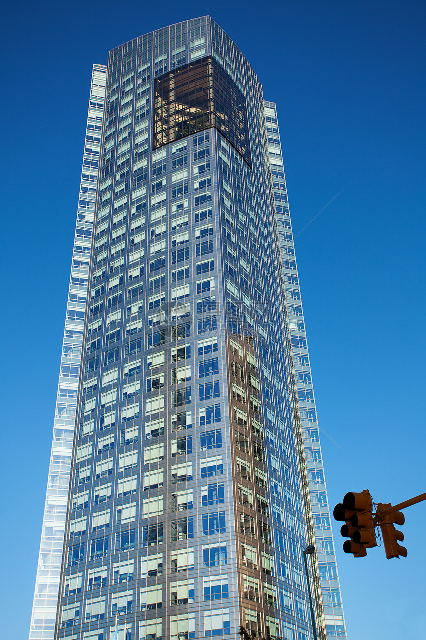 面对蓝色天空的美丽现代办公大楼图片