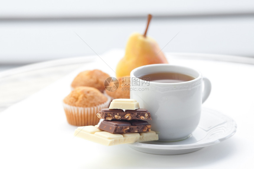 松饼雪梨前的热茶和巧克力图片