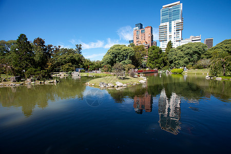 日本花园和蓝天背景下的摩大楼图片