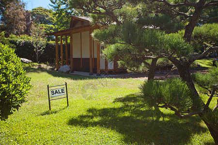 静止不动以日式房屋出售的树木和贺卡销售背景背景