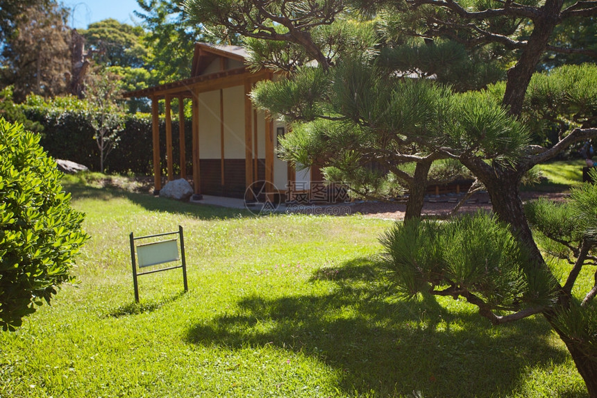 以日式房屋形绘制的树木和卡片背景图片