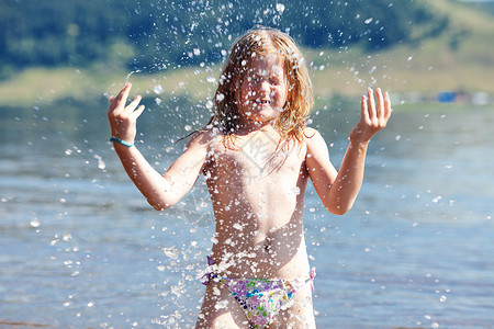 美丽的小女孩在水中喷图片