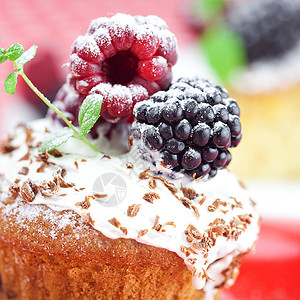松饼加奶油蛋糕冰淇淋草莓黑和薄荷图片