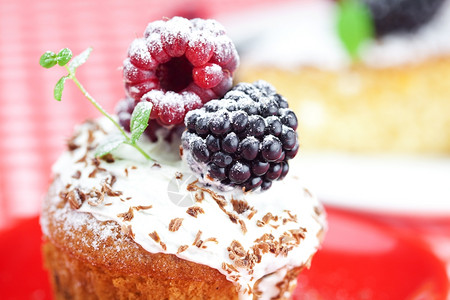 松饼加奶油蛋糕冰淇淋草莓黑和薄荷高清图片