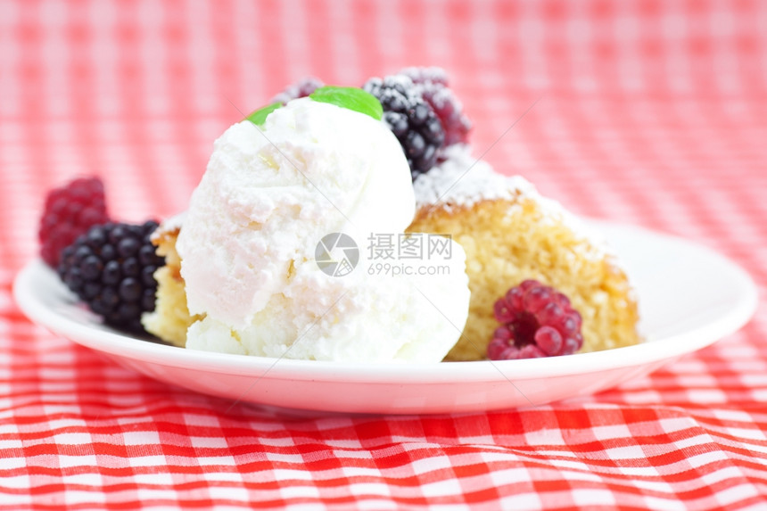 蛋糕冰淇淋草莓黑和薄荷在一个盘子上格织物图片