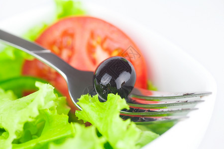 叉子黑橄榄菜番茄黄瓜和胡椒图片