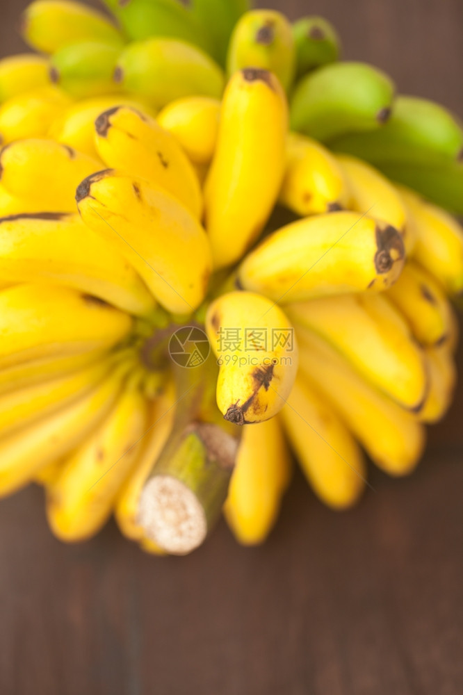 木质表面的香蕉图片