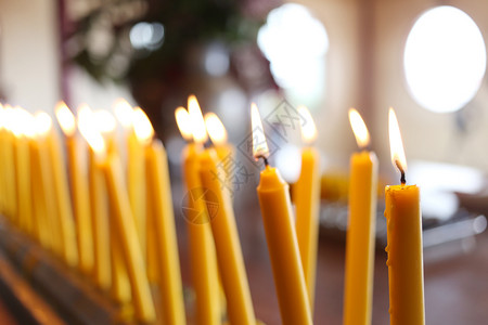 概念设计时以抽象的蜡烛背景点燃庙内烧的蜡烛图片