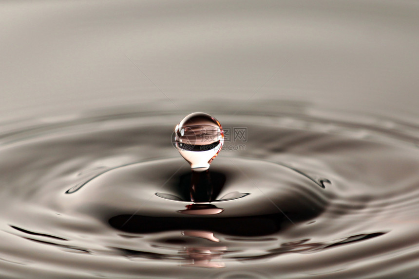水滴入一个美丽的形状图片