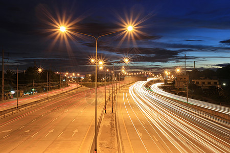 交通或运输业务概念的阴暗天空中公路图片