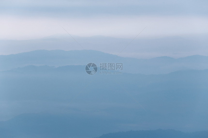 雾和山峰高角照片早上在户外图片