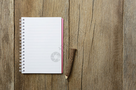 笔记本放在棕色木制地板上笔记本放在棕色木制地板上用于您作品的设计图片