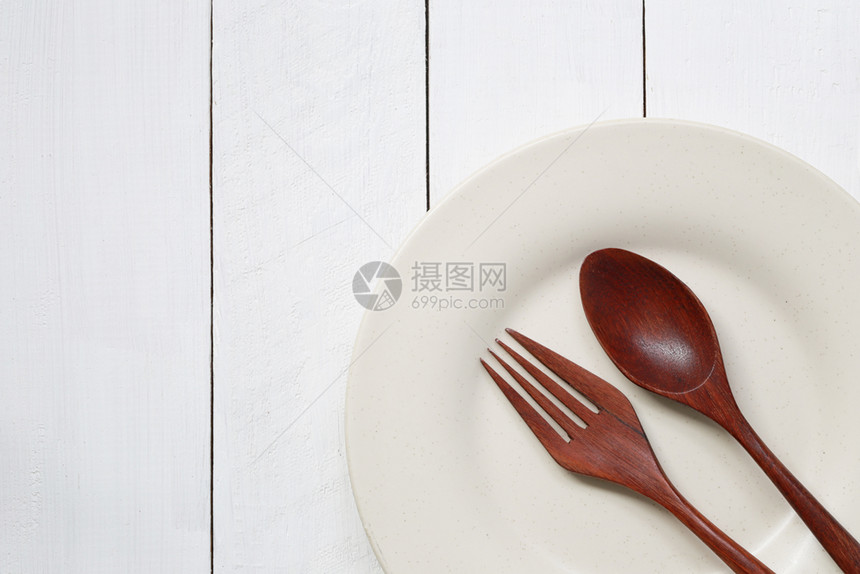 白木地板上的和勺子食品厨房配件的概念图片