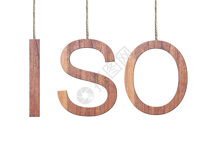 iso质量体系认证国际标准化组织木制ISO文本国际标准化组织木制ISO文本挂在白色背景所隔离的绳索上背景