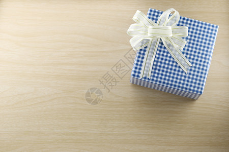 礼品盒放在木制地板上礼品盒放在木制地板上这是圣诞节和新年的概念图片
