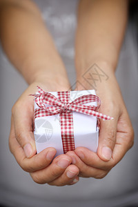 白色礼物盒女手概念圣诞节和新年或给予特殊时间图片
