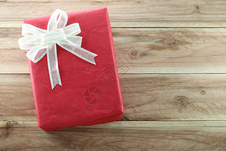 礼品盒放在木制地板上礼品盒放在木制地板上这是圣诞节和新年的概念图片