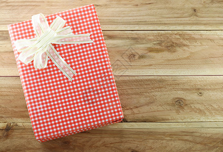 木地板上的红色礼盒木质地板上的红色礼品盒以圣诞节和新年为概念图片