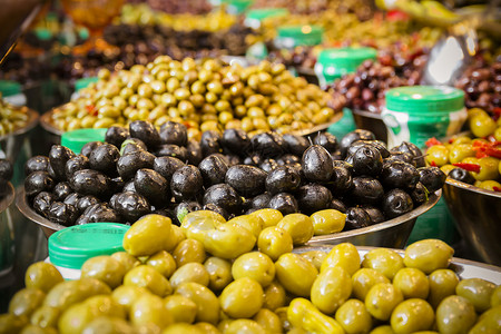 市场摊位的橄榄各种绿色黑等背景图片