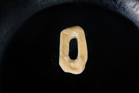 热锅上的黄油形状为0关闭顶部视图xA图片