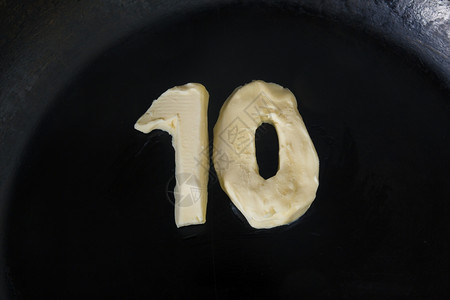 热锅上10号的黄油形状关闭顶部视图xA图片