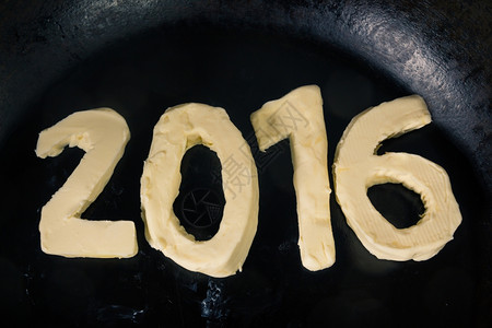 热锅上的2016年黄油形状关闭顶部视图xA图片