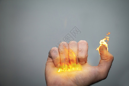 牵着你右手右手和指像蜡烛或火把一样着是哈努基亚人月经的灵感8根手指象征着月经蜡烛棕榈中间的大火焰象征着哈沙马什Hshamash一根蜡烛被点背景