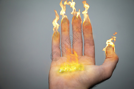 牵着你右手右手和指像蜡烛或火把一样着是Hanukiah月经的灵感8根手指象征着月经蜡烛棕榈中间的大火焰象征着Hshamash五根蜡烛背景