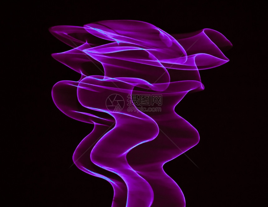 光滑的抽象曲线紫色黑背景使用长期接触技术完成图片