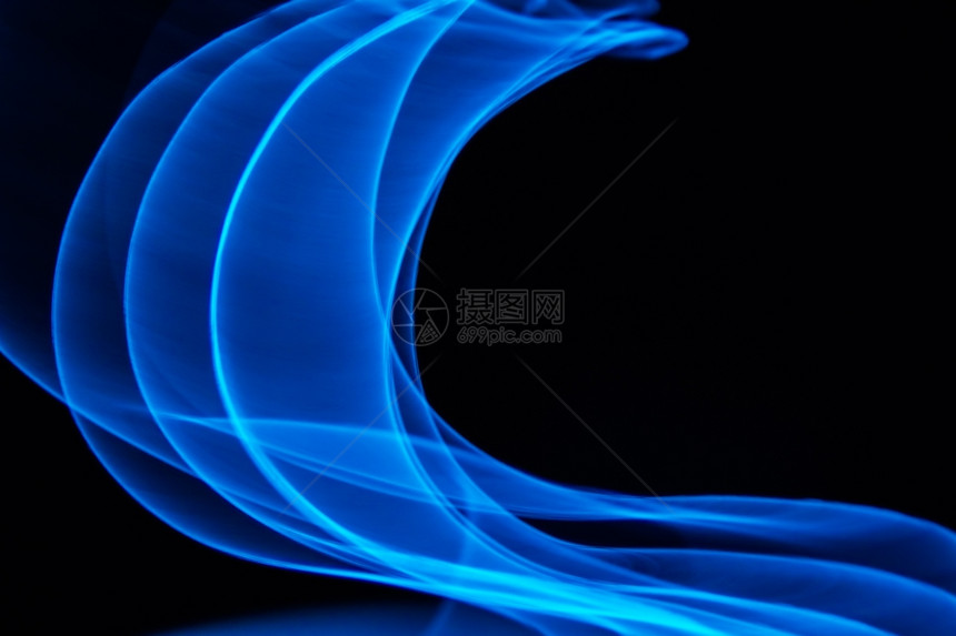 光滑的抽象曲线蓝色xA黑背景通过长期接触技术完成图片