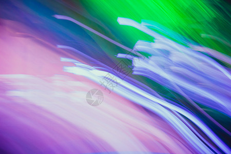 浅色条纹发光的抽象线条绿色蓝色紫色和粉色图片