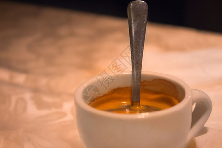 一杯加勺子的热咖啡图片