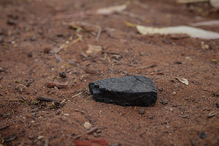 地上烧焦的木柴煤炭图片