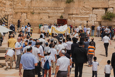 耶路撒冷以色列2016年5月9日犹太礼拜者聚集在耶路撒冷西墙举行成人礼仪式图片