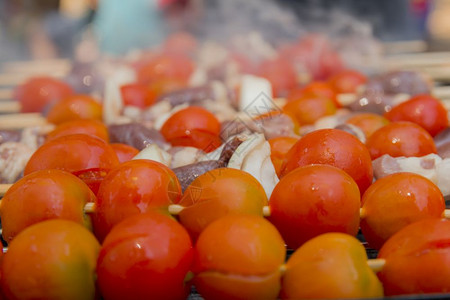 鸡心和番茄洋葱在热烤架上做饭图片